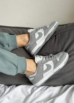 Женские кроссовки серые с белым nike dunk low light grey3 фото