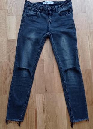 Графитовые серые джинсы скинни с разрезами на коленях и необработанным краем skinny zara