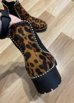 Оригінальні черевики челсі в леопардовому кольорі, принті truffle collection5 фото
