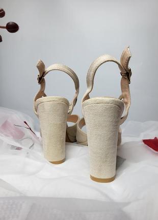 Бежевые замшевые босоножки на небольшом каблуке со стразами3 фото