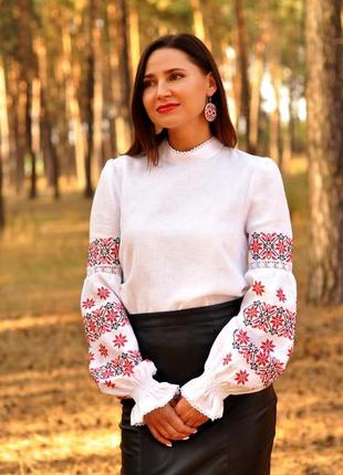 Женская вышиванка с традиционной украинской вышивкой