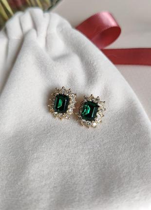Винтажные серьги-пусеты украшены стеклянными камнями зеленого цвета и белыми мелкими камушками1 фото