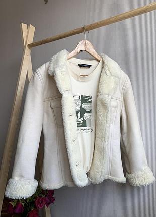 Приталенная молочная дубленка на меху