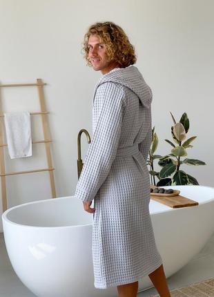 Мужской вафельный халат с капюшоном светло серый на запах банный халат для мужчин с вафельной ткани2 фото