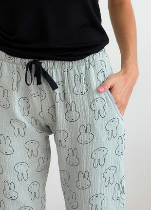 Женские пижамные штаны мятные с зайчиками домашние брюки с карманами из муслина1 фото