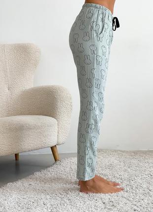 Женские пижамные штаны мятные с зайчиками домашние брюки с карманами из муслина2 фото