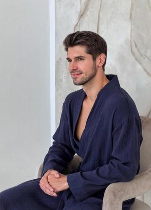 Чоловічий мусліновий халат на запах темно-синій лазневий халат для чоловіків із мусліну2 фото
