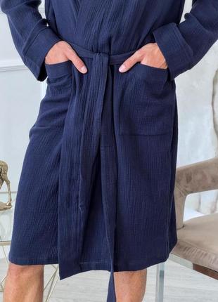 Чоловічий мусліновий халат на запах темно-синій лазневий халат для чоловіків із мусліну5 фото