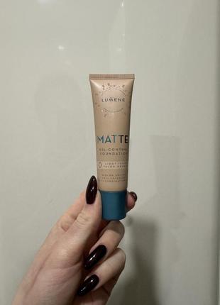 Матуюча тональна основа lumene matte oil-control foundation spf20