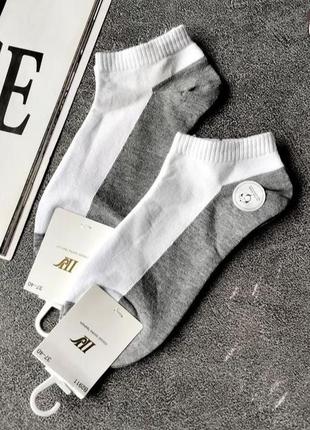 Короткі білі носки з сірою підошвою