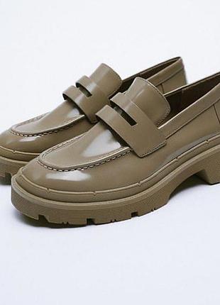 Класні базові  лофери zara