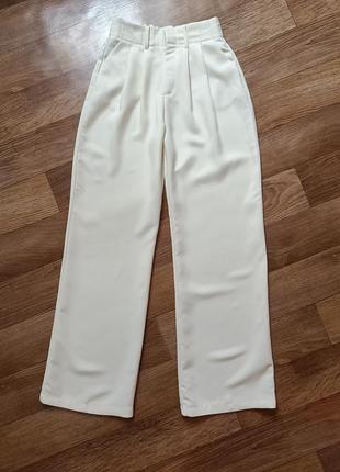 Роскошные кремово-молочные брюки палаццо с вытачками sinsay/широкие брюки палаццо.1 фото