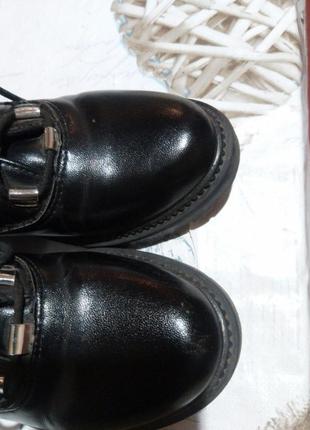 Ботиночки осенние на ножку 22 см ( на правой ножке небольшие царапинки - видно на последнем фото, при нгске они незаметны)1 фото