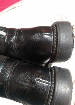 Ботиночки осенние на ножку 22 см ( на правой ножке небольшие царапинки - видно на последнем фото, при нгске они незаметны)2 фото