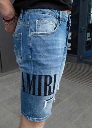 Шорты мужские синие джинсовые с надписью фирмы и дырами на коленях. amiri
