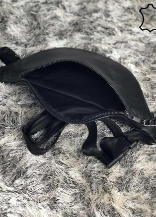 Жіноча шкіряна сумка бананка з ланцюжком чорного кольору3 фото