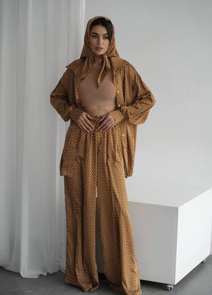 Золотий коричневий жіночий шовковий брючний костюм оверсайз вільного крою широкі штани палаццо топ сорочка в геометричний принт костюм з банданою