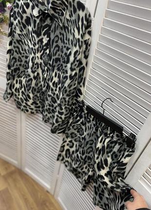Бежевий леопардовий жіночий літній костюм шорти сорочка оверсайз вільного крою в тваринний принт жіночий прогулянковий костюм з шортами лео софт5 фото