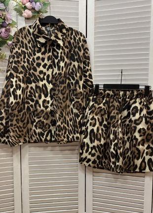 Бежевый леопардовый женский летний костюм шорты рубашка оверсайз свободного кроя в животный принт женский прогулочный костюм с шортами лео софт3 фото