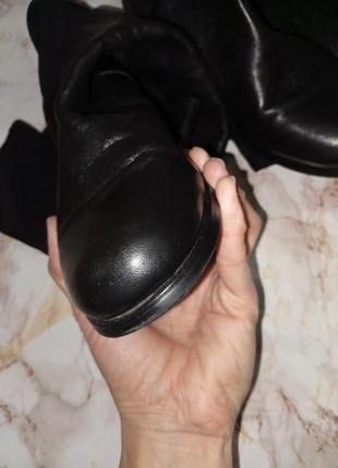 Чорні високі демі чоботи з резинками-вставками позаду8 фото