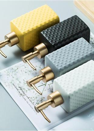 Комплект керамічних аксесуарів для ванни: дозатор, мильниця, стакани жовтого кольору7 фото