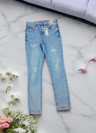 Стильные джинсы с потертостями трендового цвета на 9-10роков