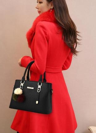 Модная женская сумка с меховым брелком8 фото