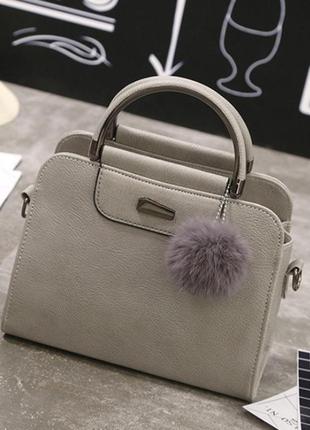 Женская маленькая сумочка с меховым брелком8 фото