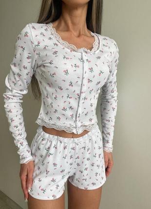 Женская трикотажная пижама кофточка и шорты с цветочным принтом