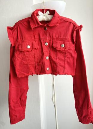 Красная укороченная джинсовая куртка с рюшами plt5 фото