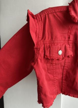 Красная укороченная джинсовая куртка с рюшами plt7 фото