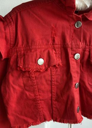 Красная укороченная джинсовая куртка с рюшами plt6 фото