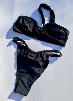 Раздельный купальник с чашками . купальник на одно плечо. черный купальник бикини