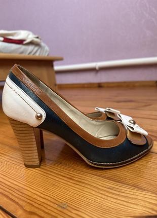 Шкіряні босоніжки на каблуку