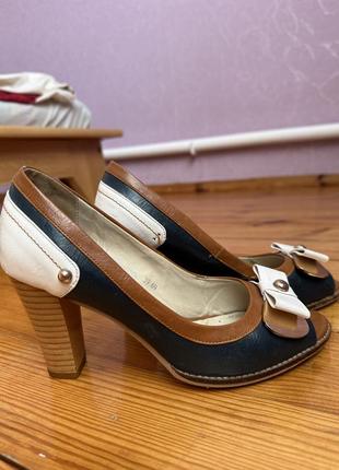 Шкіряні босоніжки на каблуку