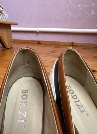 Шкіряні босоніжки на каблуку