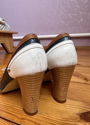 Шкіряні босоніжки на каблуку