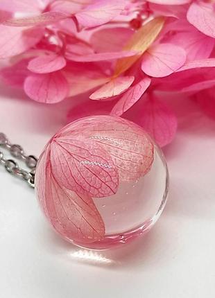 Кулон сфера с розовой гортензией, бижутерия из эпоксидной смолы для девушки, украшения в подарок5 фото