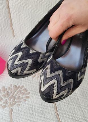 Стильні цікаві графічні смугасті туфлі у візерунок узор зі срібними стельками5 фото