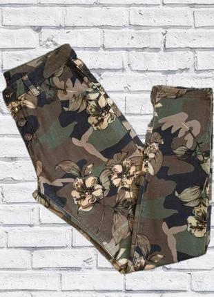 Штани брюки/ жіночі джинси камуфляжні з квіточками 😍1 фото