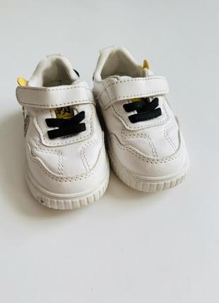 Детские кроссовки белого цвета с микки муссом на липучке
