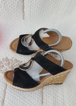 Стильні ефектні босоніжки шльопанці на плетеній танкетці gabor