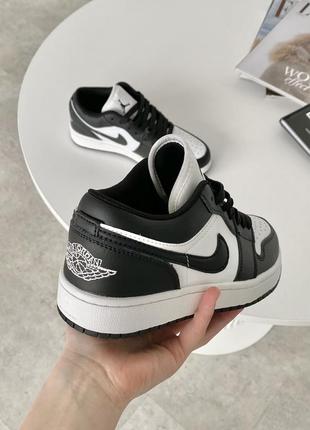 Классные женские кроссовки nike air jordan 1 retro low black white чёрно-белые4 фото