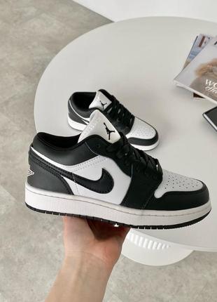 Классные женские кроссовки nike air jordan 1 retro low black white чёрно-белые6 фото