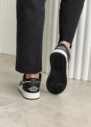 Классные женские кроссовки nike air jordan 1 retro low black white чёрно-белые10 фото