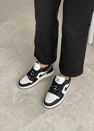 Классные женские кроссовки nike air jordan 1 retro low black white чёрно-белые7 фото