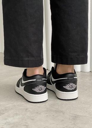 Классные женские кроссовки nike air jordan 1 retro low black white чёрно-белые8 фото