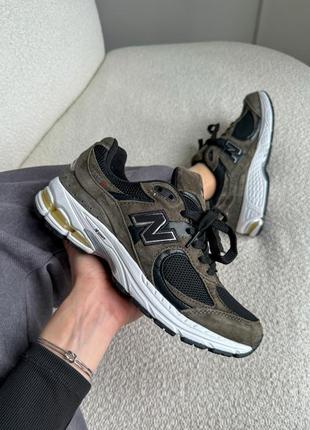 Стильні жіночі та чоловічі кросівки new balance 2002r black dark olive хакі