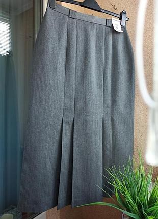 Утепленная серая юбка прямого силуэта с содержанием шерсти