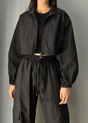 Стильный женский трендовый костюм с укороченной кофтой на молнии и брюками3 фото